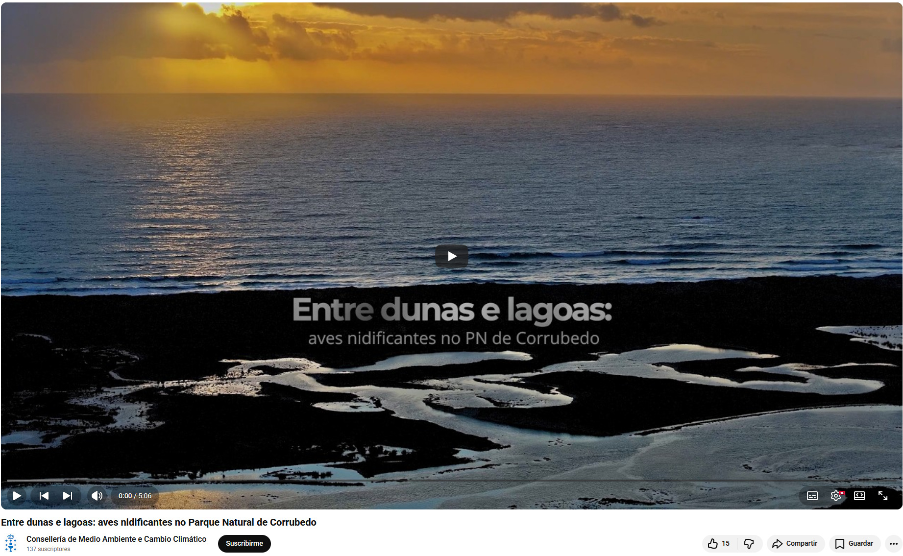 Sunset over the ocean with dark dunes in the foreground; overlaid Portuguese title about nesting birds in Corrubedo Natural Park.