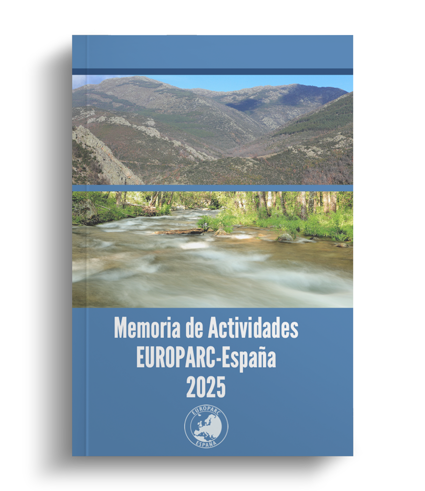 Portada del informe 2025 de EUROPARC España, con paisaje de montañas y río y el logo de EUROPARC en azul.